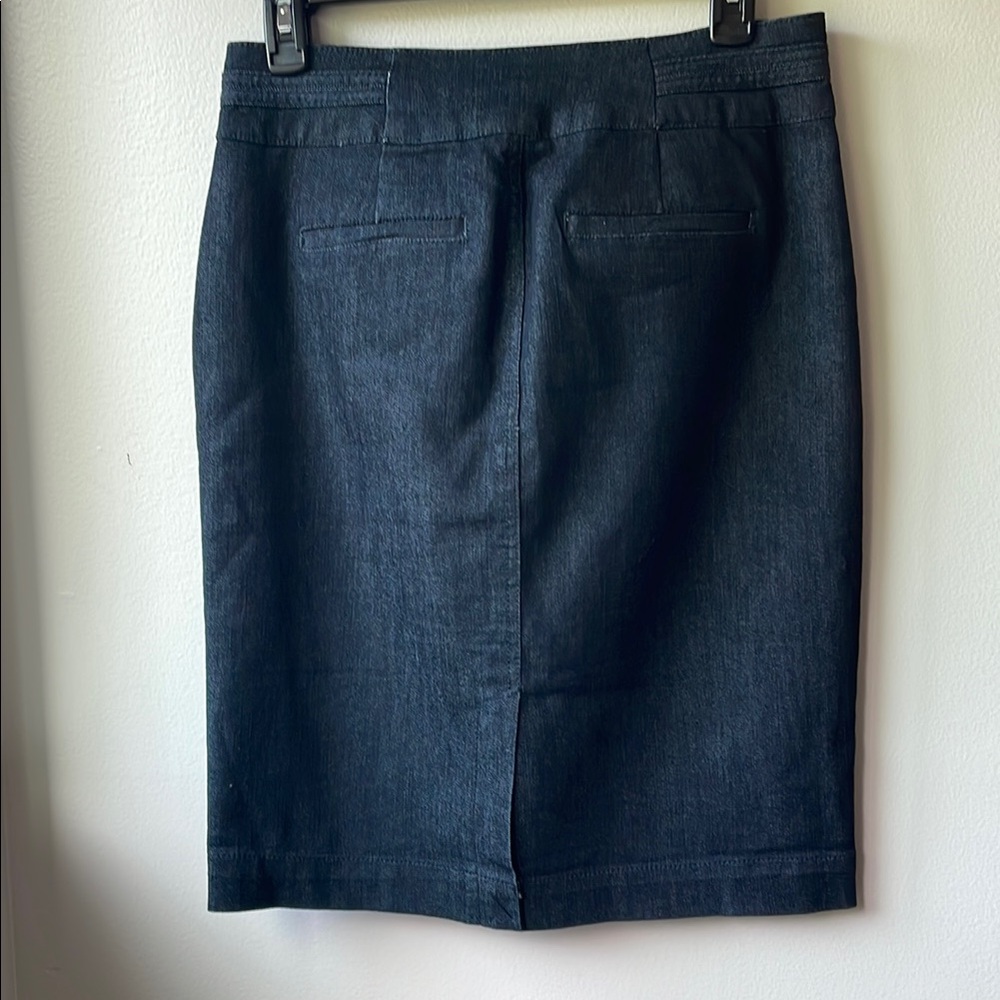 Roz & Ali Dark Denim Pencil Skirt Size 2 - Picture 5 of 7